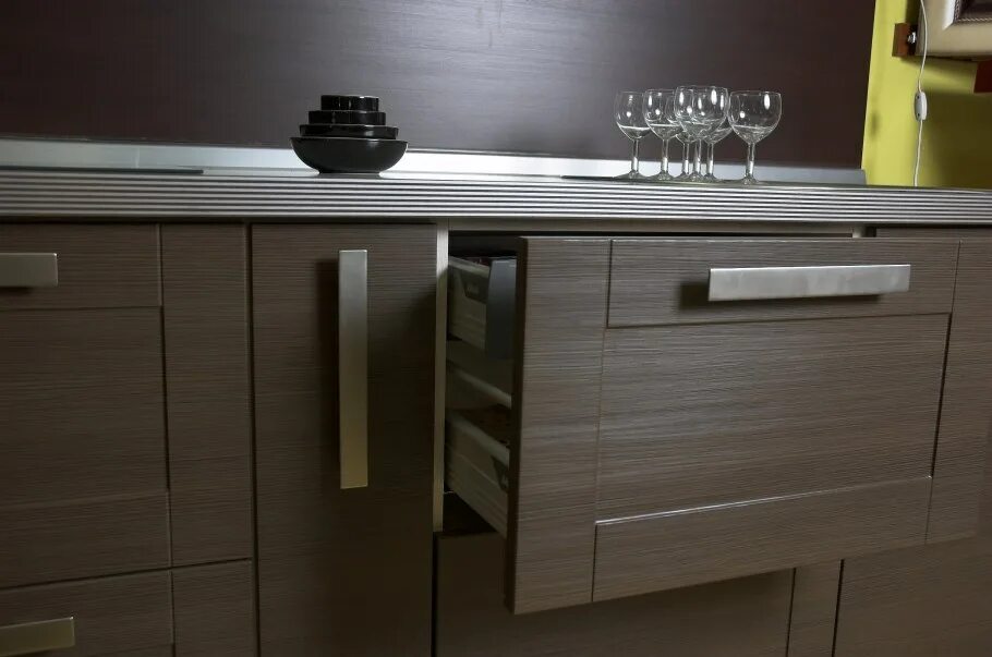 Кухонные фасады адилет фото Ручки в интерьере кухни - 89 фото