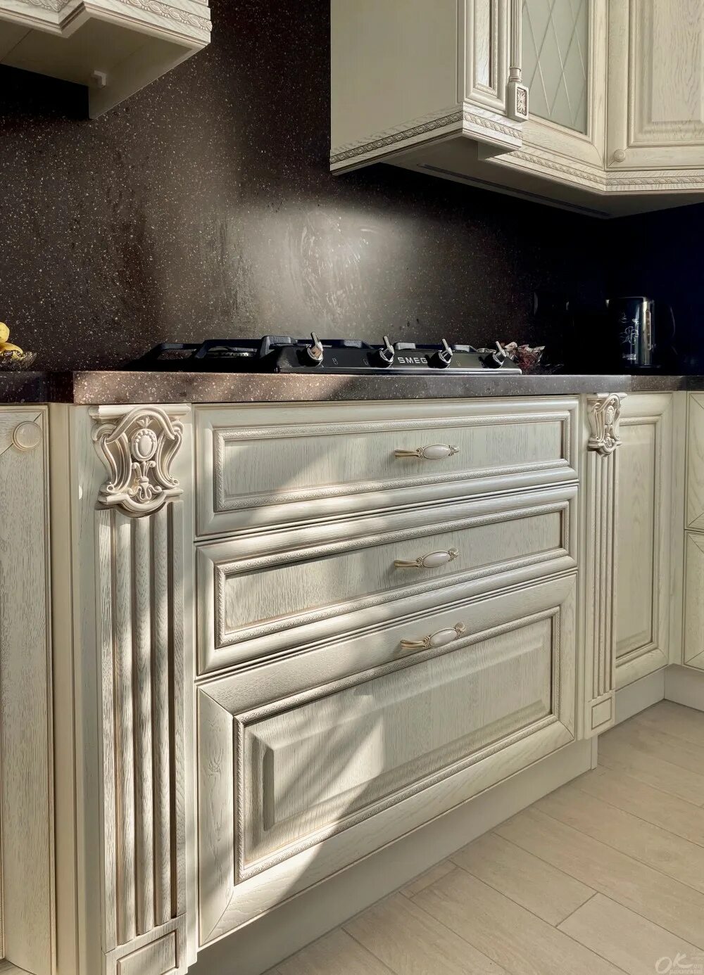 Кухонные фасады краснодар фото Кухня на заказ фасад массив дуба Алиери. Дизайнер Анна Орлик. Фабрика кухни Оран