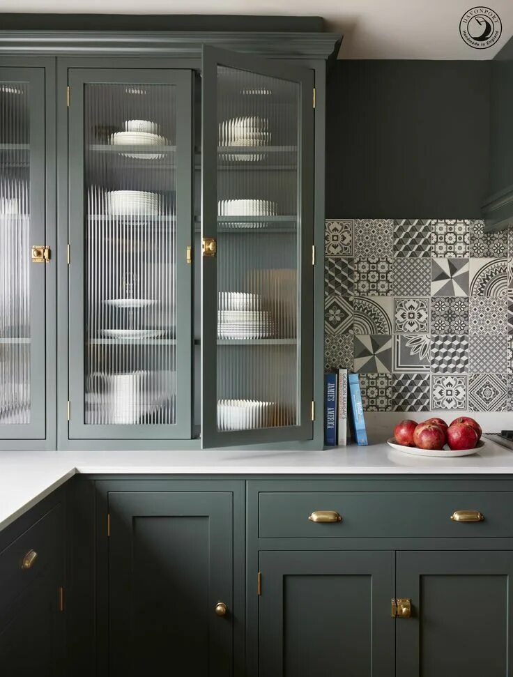 Кухонные фасады со стеклом фото The countertop cupboards with fluted glass and on trend brass catches are the pe