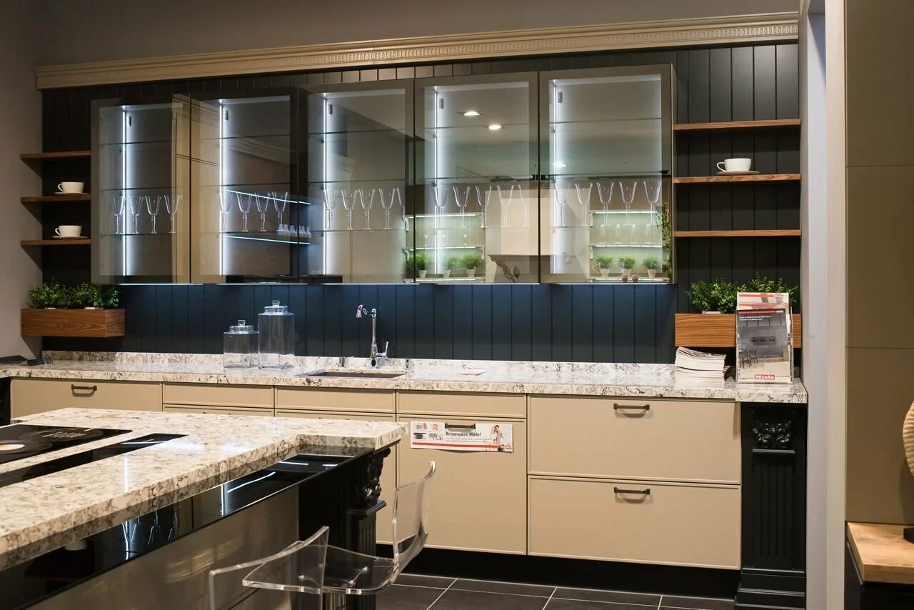 Кухонные фасады со стеклом фото Кухня со стеклянными дверцами - 69 фото