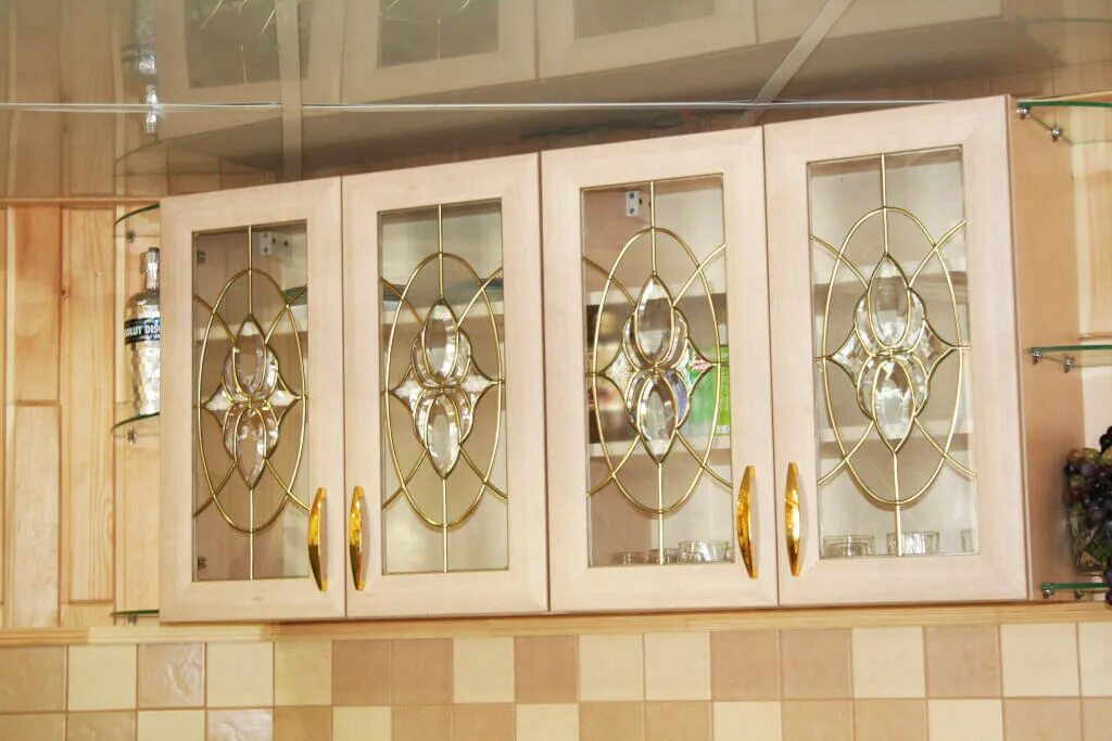 Кухонные фасады со стеклом фото Витражи для кухни. Изготовление рисунка на стекле фасада шкафа. Купить в Москве,