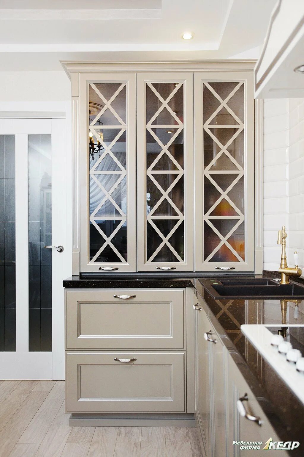 Кухонные фасады со стеклом фото Стеклянные дверцы кухни: найдено 89 картинок