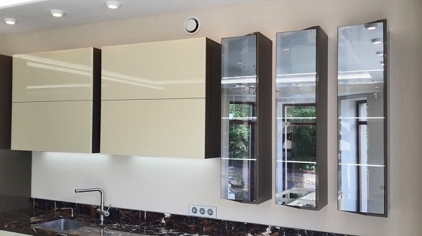 Кухонные фасады со стеклом фото Стеклянные фасады для кухни фото. Как выбрать кухню со стеклянными фасадами