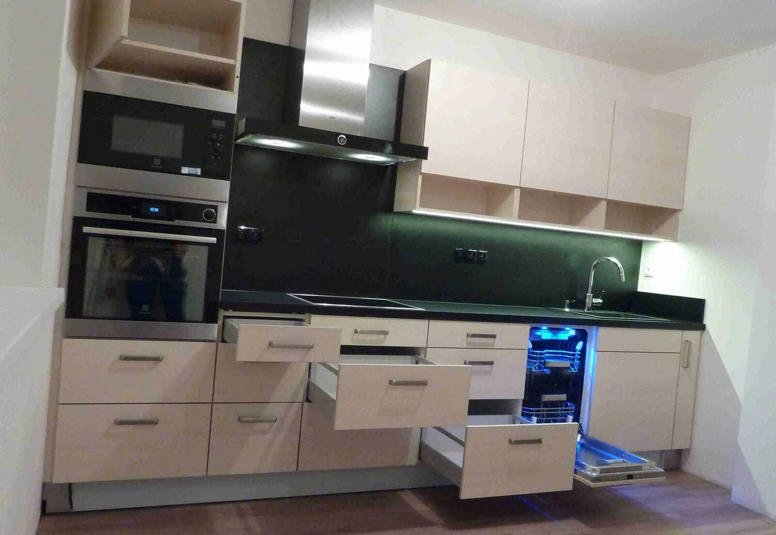 Кухонные гарнитуры 4м фото Кухня 4 метра фото: найдено 86 изображений