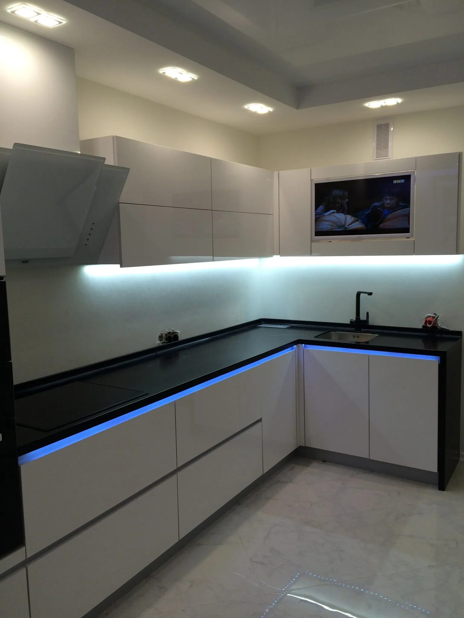 Кухонные гарнитуры без ручек фото Глянцевая ручка: найдено 88 картинок