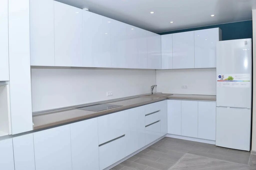 Кухонные гарнитуры без ручек фото Кухня угловая без ручек в современном стиле - фото