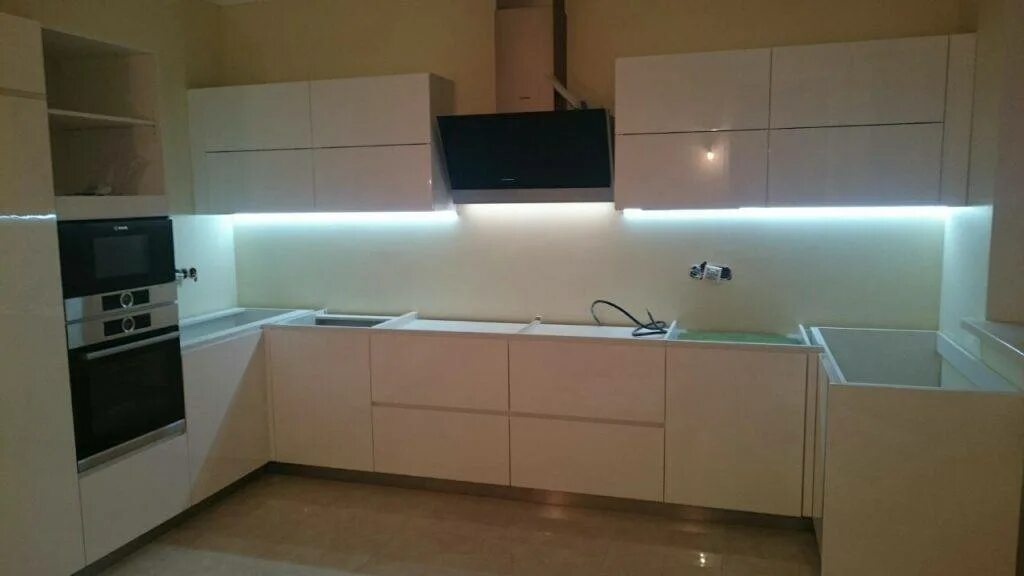 Кухонные гарнитуры без ручек фото Белая с деревом угловая кухня 12 кв без ручек (5 фото)