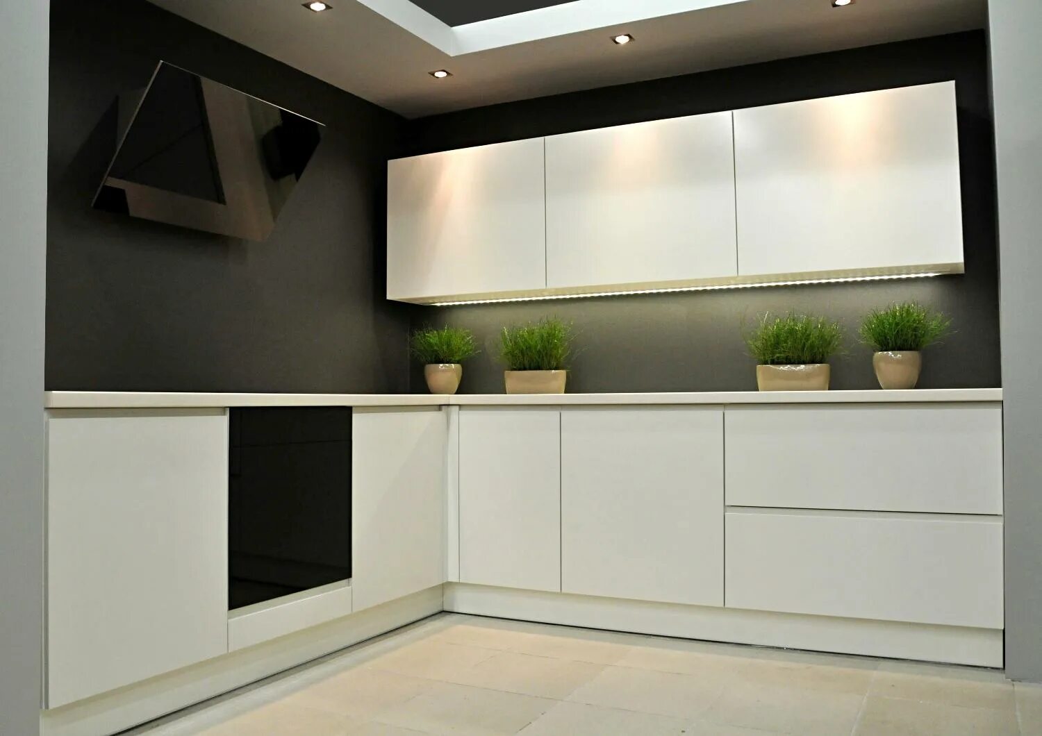 Кухонные гарнитуры без ручек фото Белая кухня без ручек - кухонный интерьер в нашей фото галерее