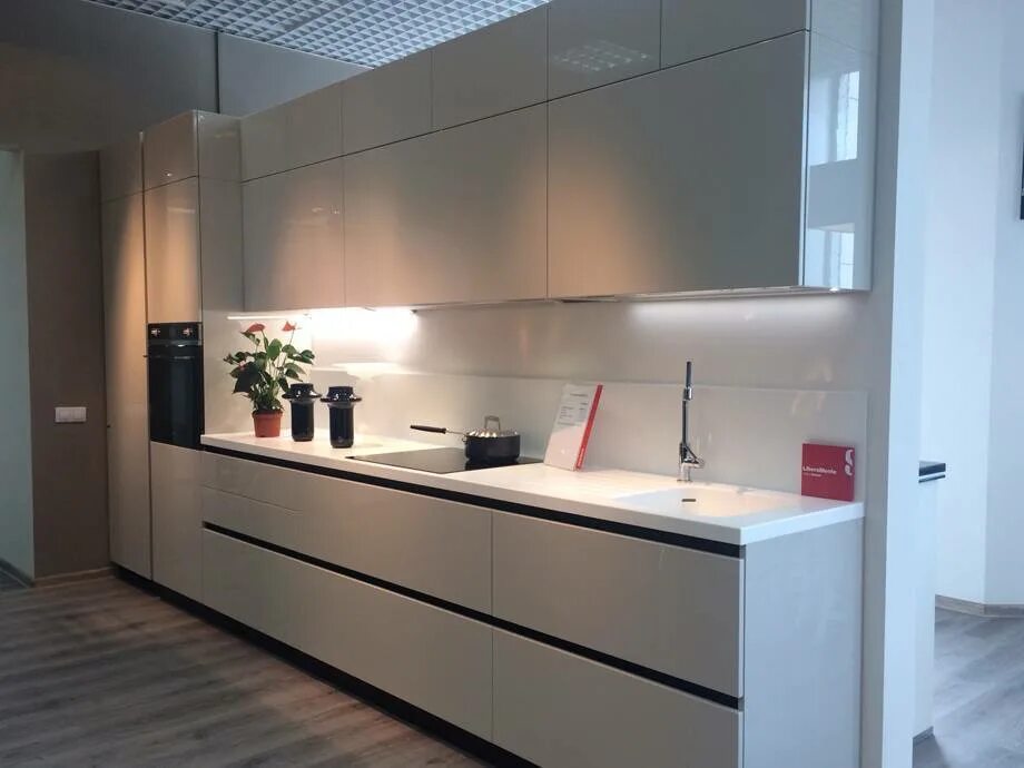 Кухонные гарнитуры без ручек фото Кухня без ручек - 6 решений и 85 фото