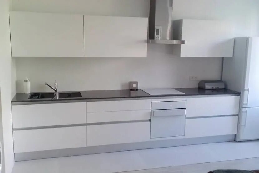 Кухонные гарнитуры без ручек фото Кухня без ручек: новая мода или практичное решение - 17 фото