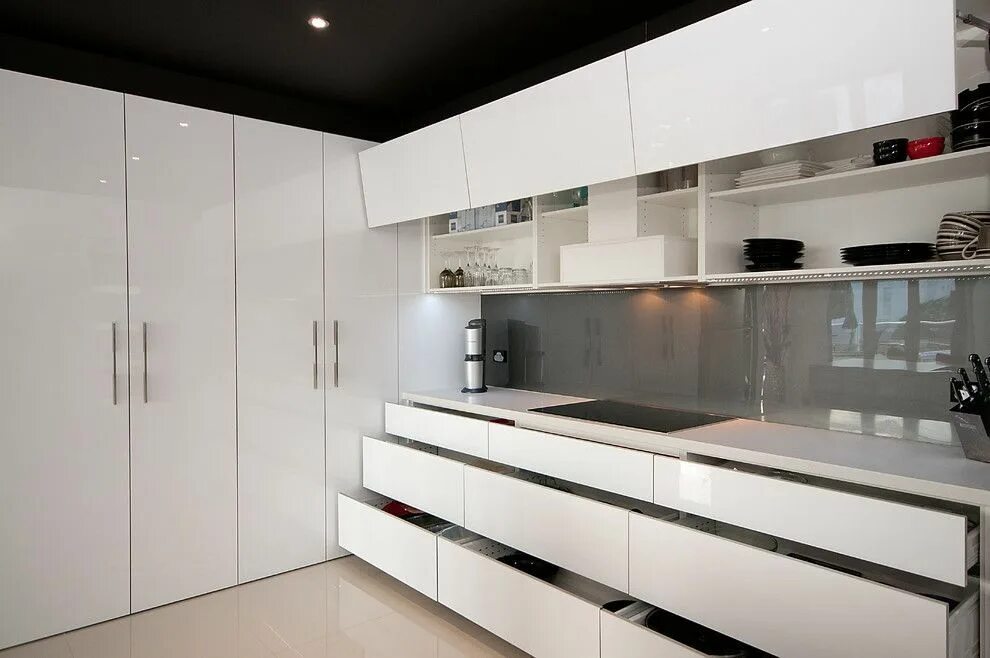 Кухонные гарнитуры без ручек фото Изюминка модерна - в глянцевом блеске простых, гладких поверхностей. Присмотрите