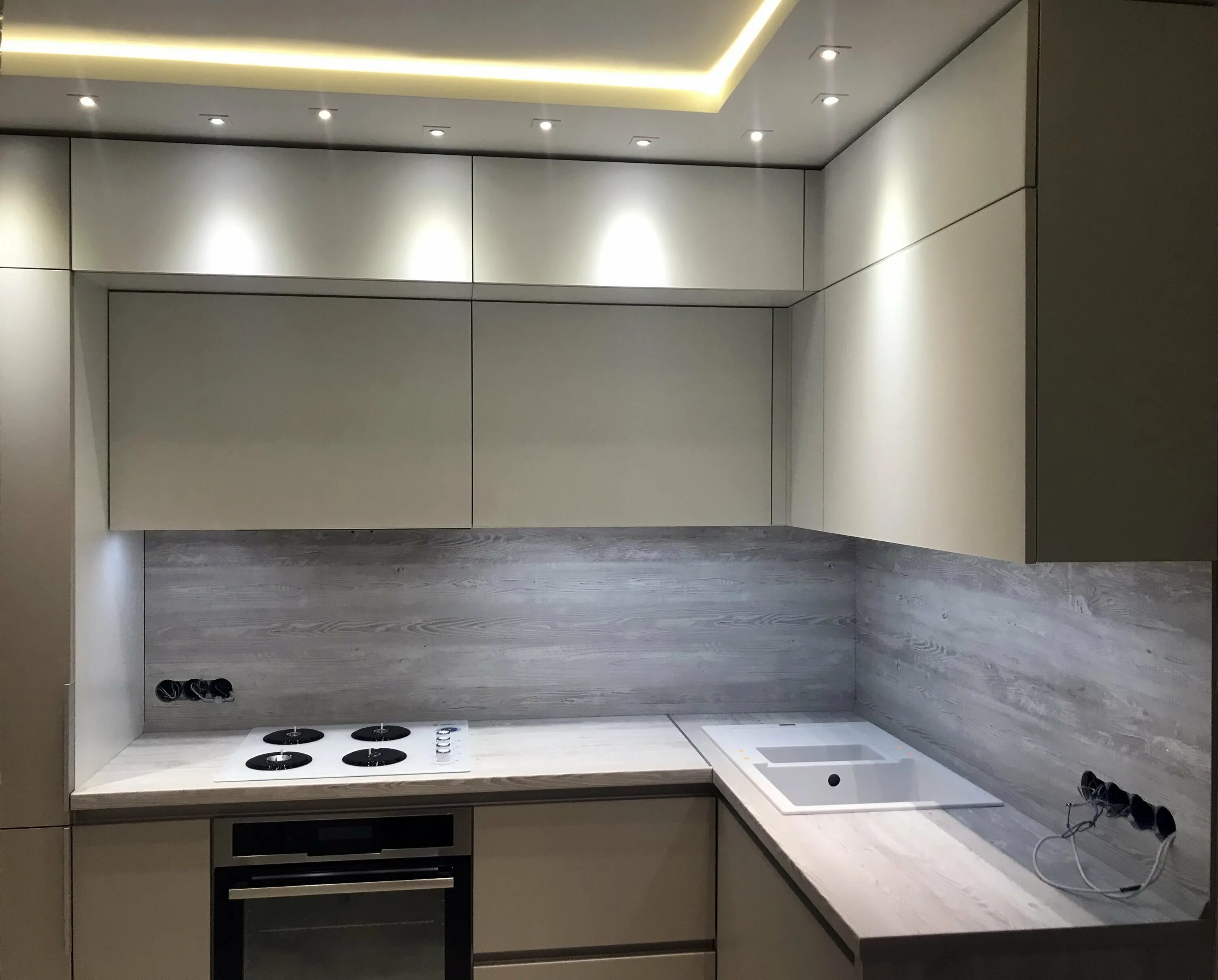 Кухонные гарнитуры до потолка угловые фото Короб над кухней с подсветкой - 94 фото