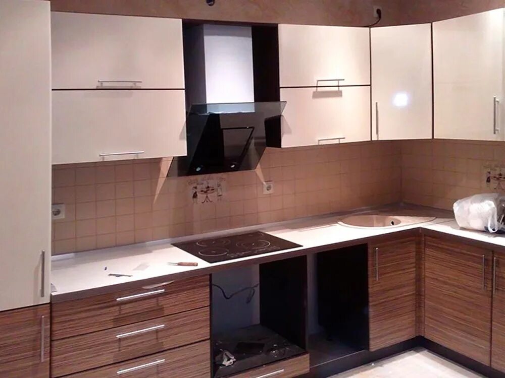 Кухонные гарнитуры двух цветов фото Кухня ПВХ-035 на заказ по цене от 109200 ₽ в Москве - "Пластик Кухни"