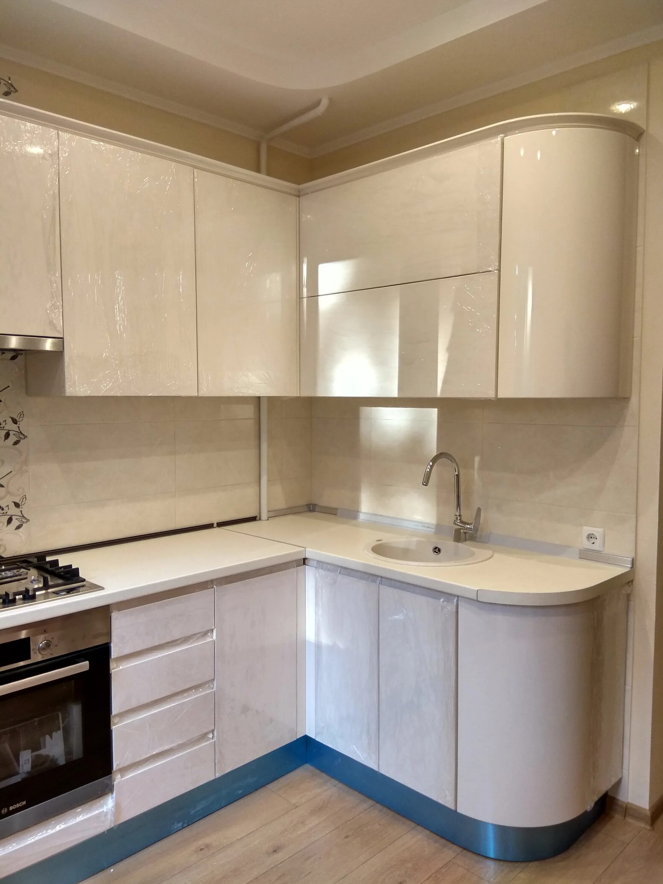 Кухонные гарнитуры эмаль фото Кухня 8 кв м с классическими радиусными фасадами и фартуком из стекла (4 фото)