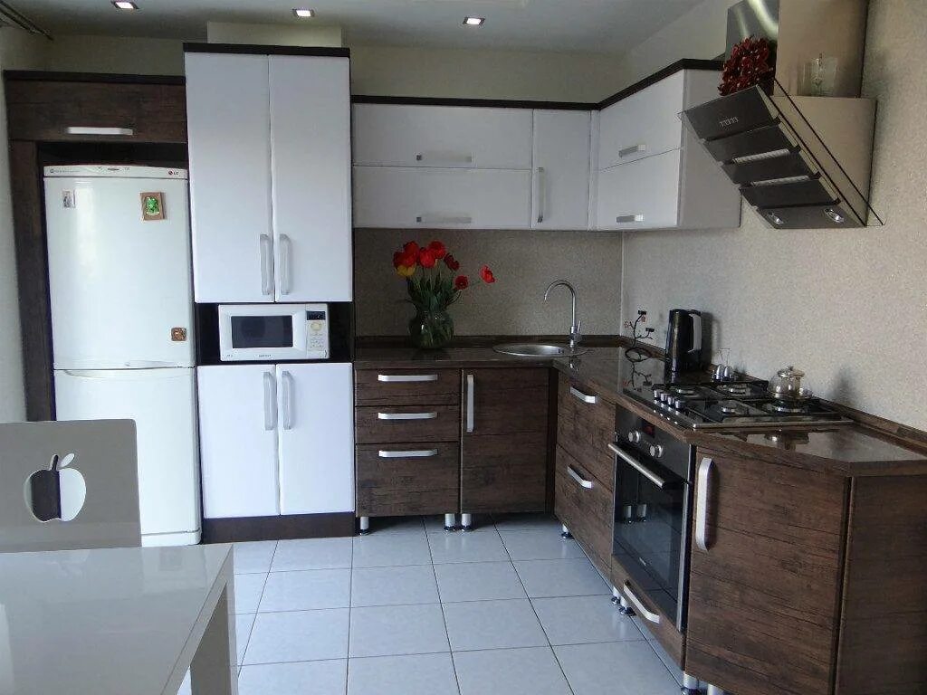 Кухонные гарнитуры фото 9 кв Черно-желтая кухня 9 кв. м в современном стиле с телевизором (6 фото)