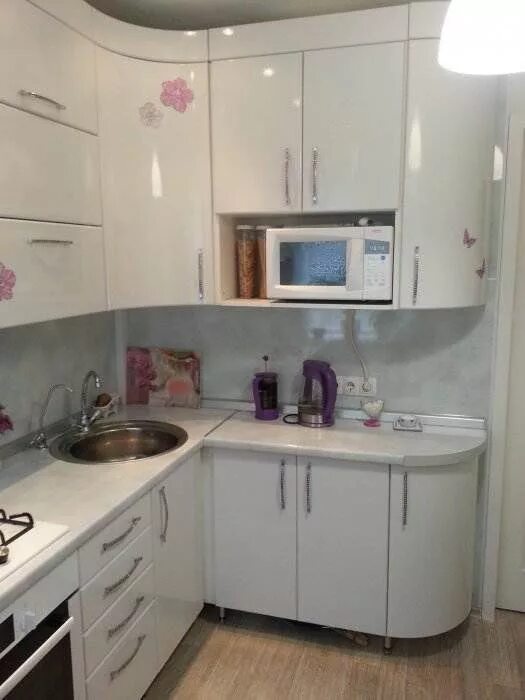 Кухонные гарнитуры фото маленькие в хрущевку Дизайн белой угловой кухни в хрущевке (6 фото) Макеты маленьких кухонь, Небольши