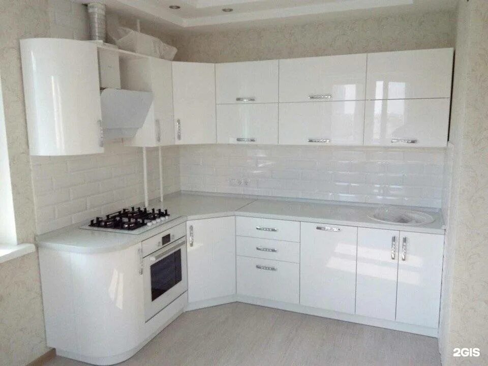 Кухонные гарнитуры фото угловые белые Дизайн белой угловой кухни с глянцевыми фасадами и обыгранным уголком