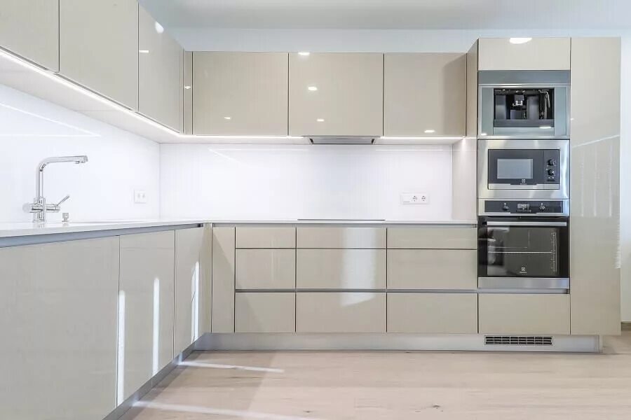 Кухонные гарнитуры фото угловые современные светлые Кухня PL 30 заказать недорого в Москве - 1Кухонный