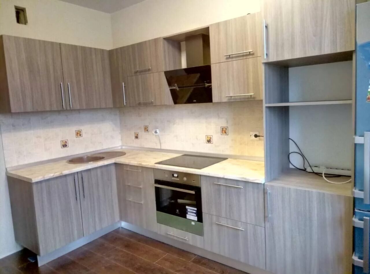 Кухонные гарнитуры из дсп фото Проект угловой кухни с отдельно стоящим холодильником