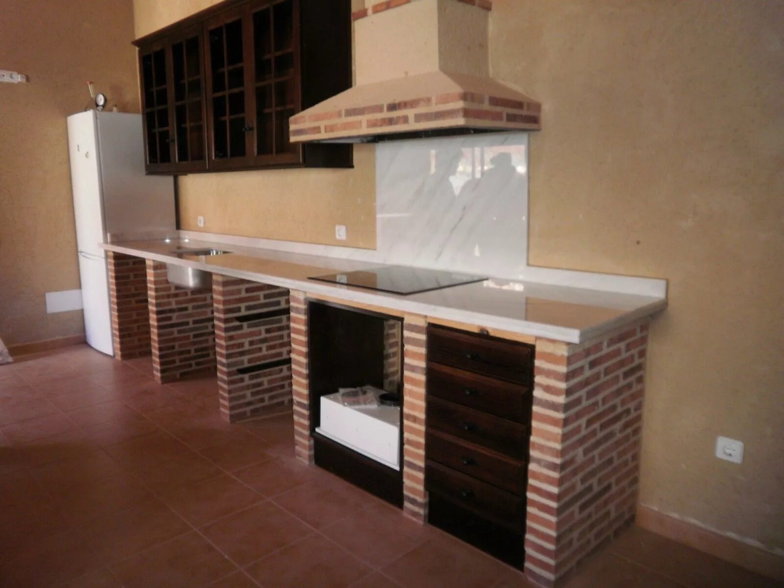 Кухонные гарнитуры из кирпича фото cocinas rústicas de ladrillo - Buscar con Google . Cocinas rusticas de ladrillo,