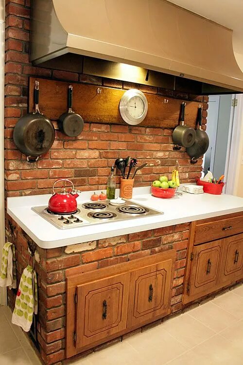 Кухонные гарнитуры из кирпича фото LOVE the brick stove and stainless hood!