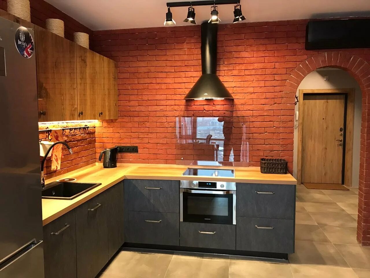 Кухонные гарнитуры из кирпича фото Кухня из кирпича фото