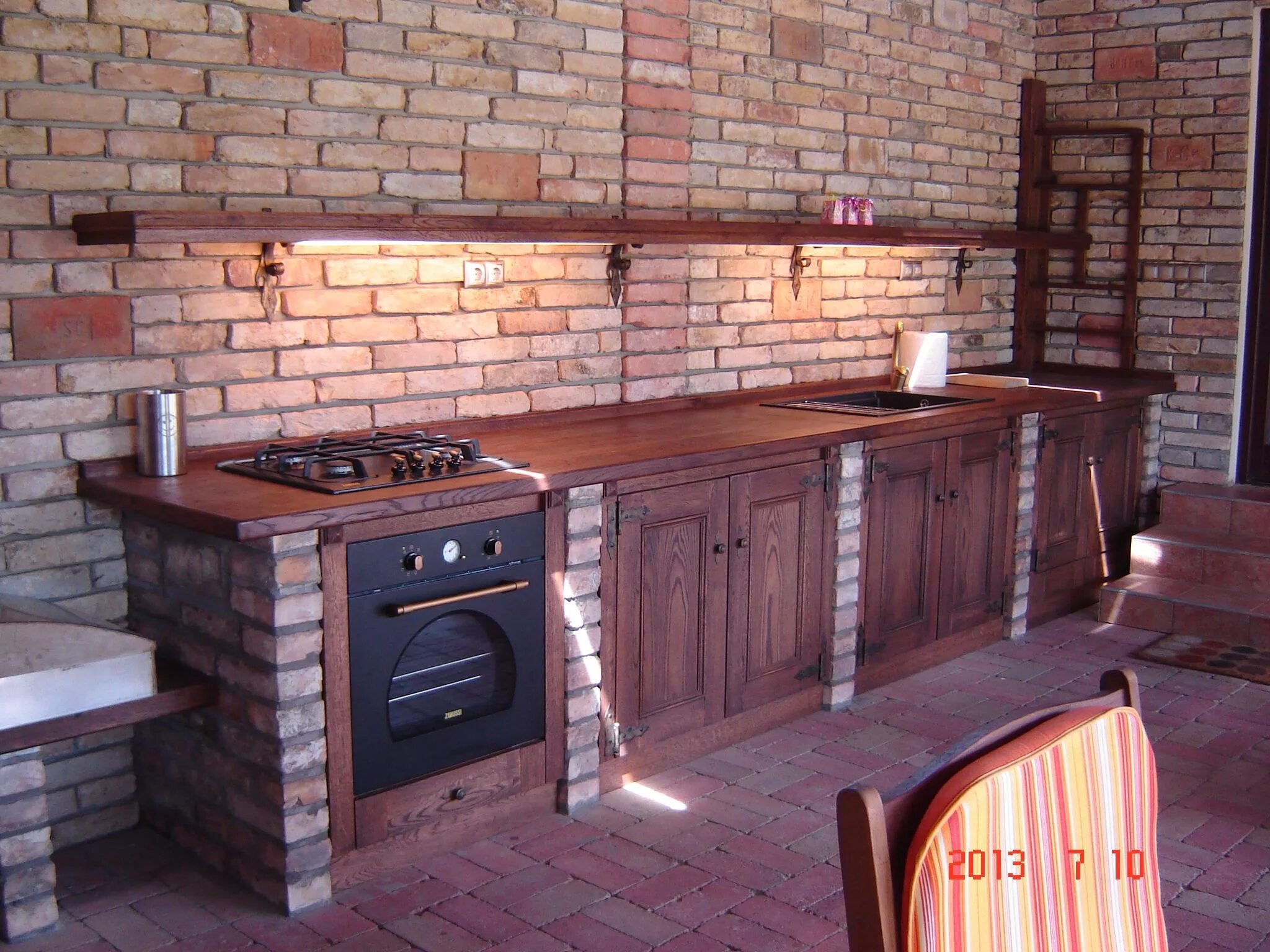 Кухонные гарнитуры из кирпича фото Egyedi bútor Перепланировка кухни, Дом, Дизайн деревянных столов