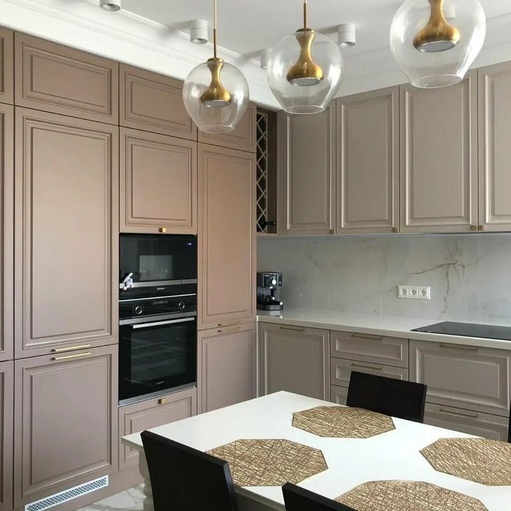 Кухонные гарнитуры неоклассика фото Кухня в стиле неоклассика пастельные тона - 95 фото