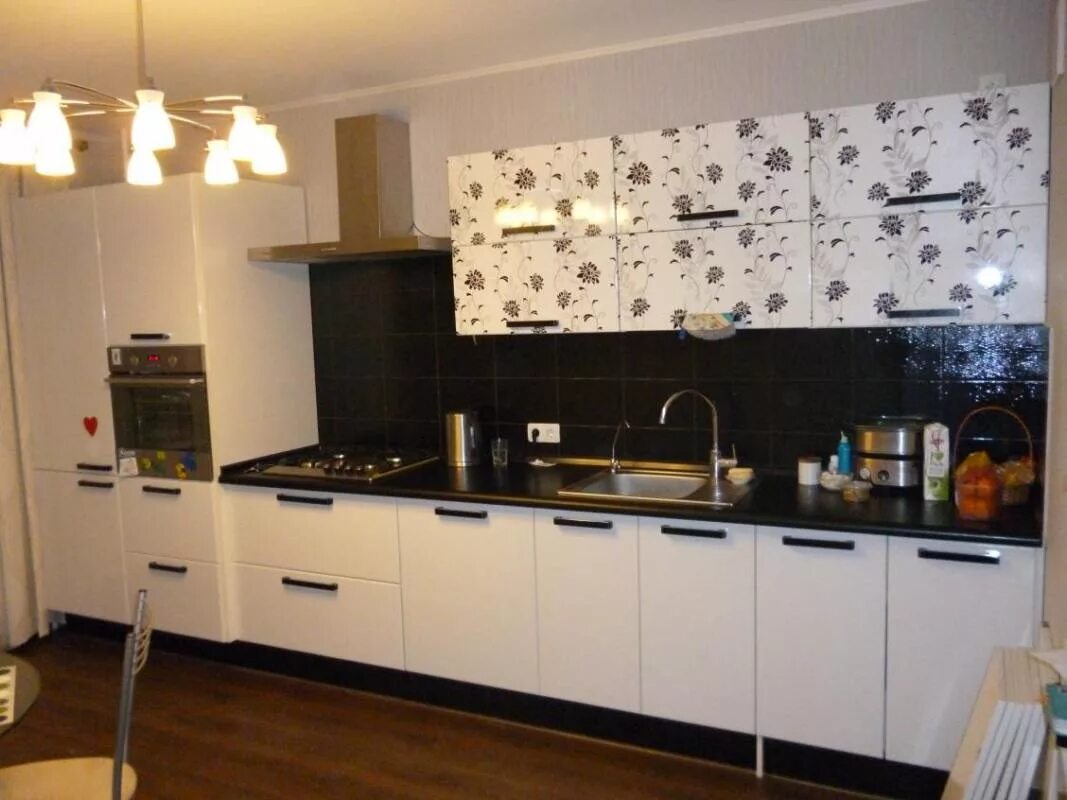 Кухонные гарнитуры обклеенные пленкой фото Что можно поставить на кухонные шкафы сверху для красоты: используем пространств