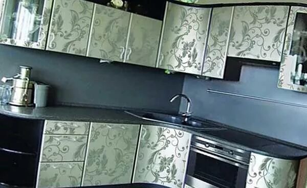 Кухонные гарнитуры обклеенные пленкой фото Оклеить кухонную мебель пленкой варианты - фото