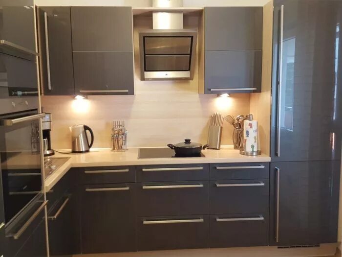 Кухонные гарнитуры реальные фото Глянцевые серые фасады на малогабаритной кухне Kitchen design plans, Kitchen dec