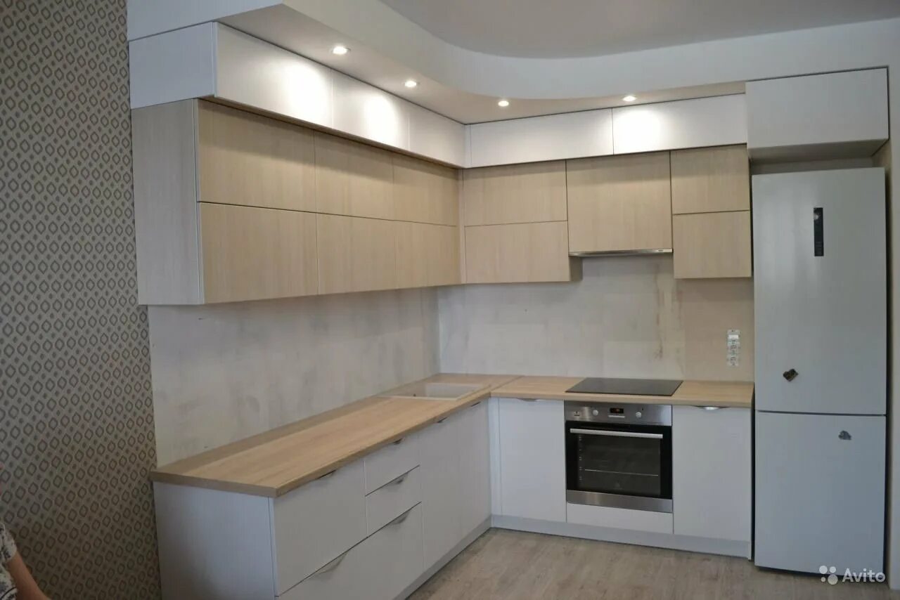 Кухонные гарнитуры с антресолями фото Проект угловой кухни под потолок