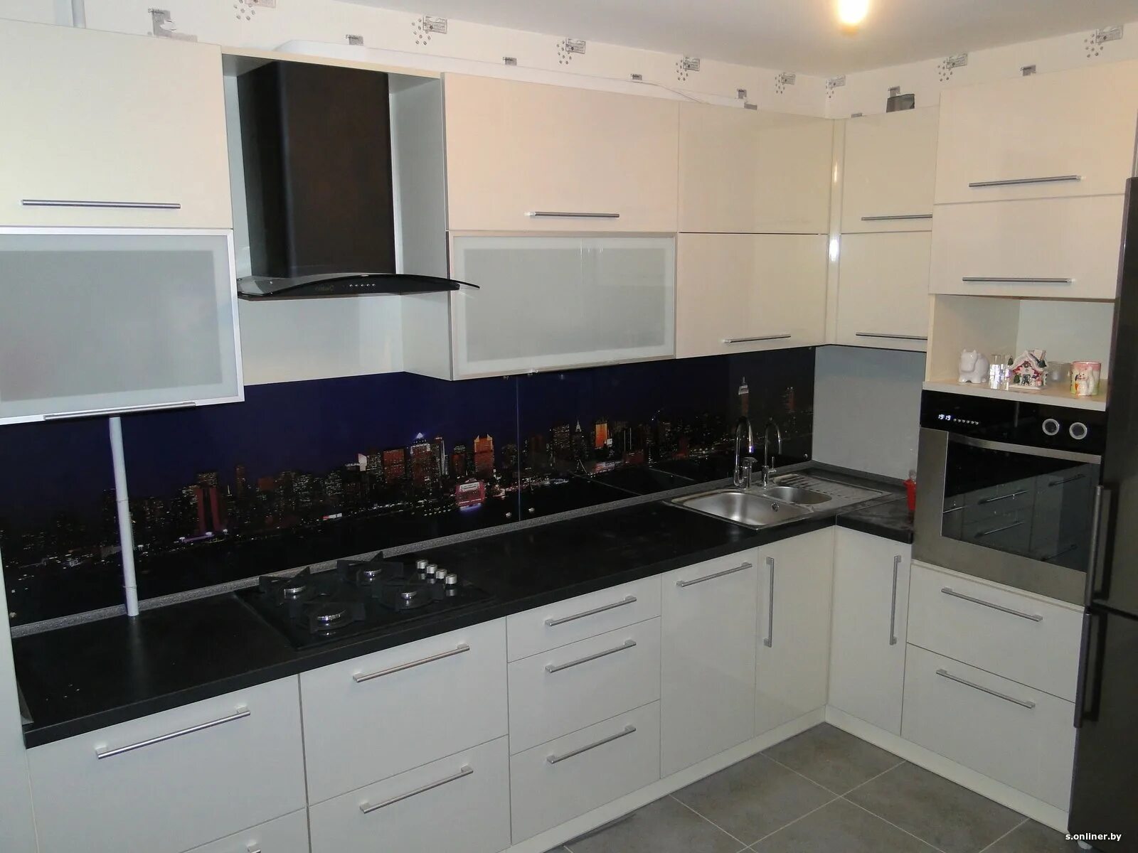 Кухонные гарнитуры с черной столешницей фото Кухонный гарнитур белый верх серый низ черная столешница (Много фото) - fotodeko