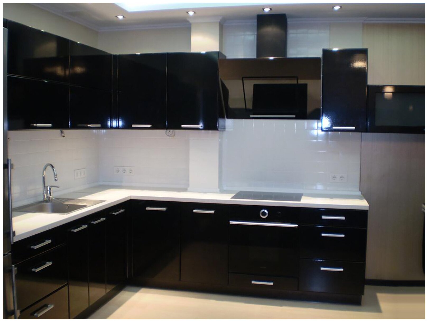 Кухонные гарнитуры с черной столешницей фото Виниловая пленка черный суперглянец 40х152см - купить в интернет-магазине по низ