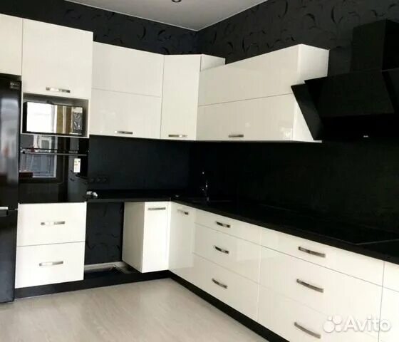 Кухонные гарнитуры с черной столешницей фото Белая кухня с черной столешницей и фартуком, с глянцевыми фасадами - 41 фото