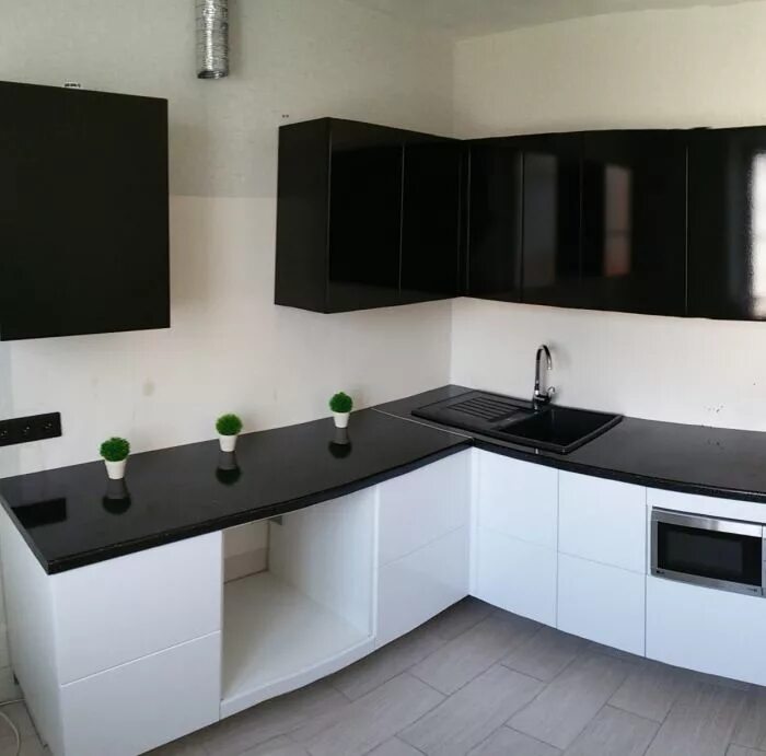 Кухонные гарнитуры с черной столешницей фото Кухни на заказ (шкафы-купе, детские, спальные гарнитуры) купить, цена: 5000 руб,