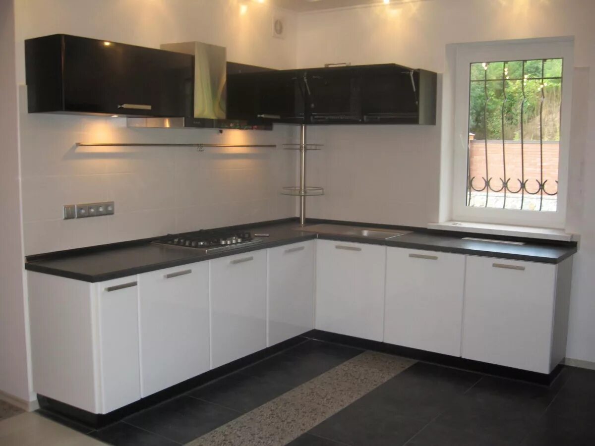 Кухонные гарнитуры с черной столешницей фото Кухни черно-белого и черного цвета в интерьере - практические советы от мебельно