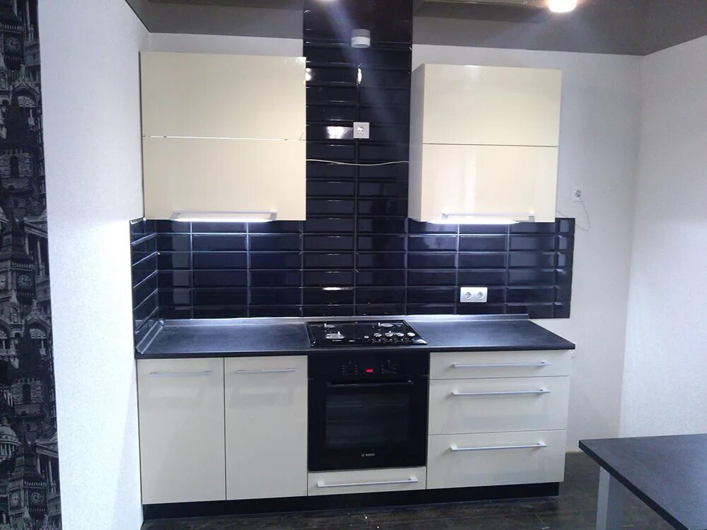 Кухонные гарнитуры с черной столешницей фото Кухня бежевая с черным задником и столешницей