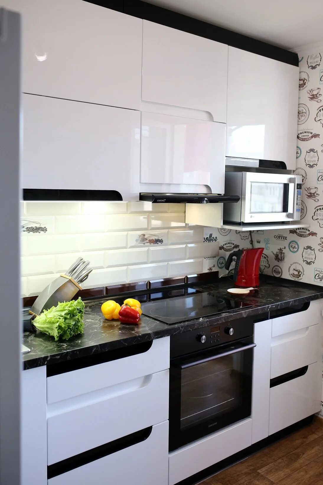Кухонные гарнитуры с черной столешницей фото Белая кухня с черной техникой - 68 фото