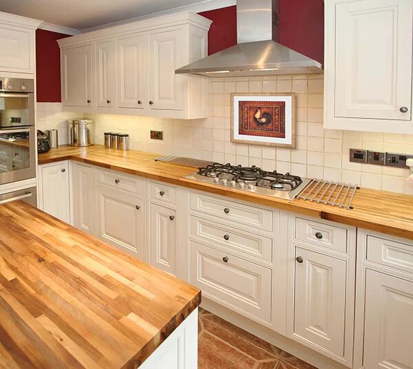 Кухонные гарнитуры с деревянными столешницами фото Бежевая кухня с деревянной столешницей и фартуком под дерево - Дом Мебели.ру