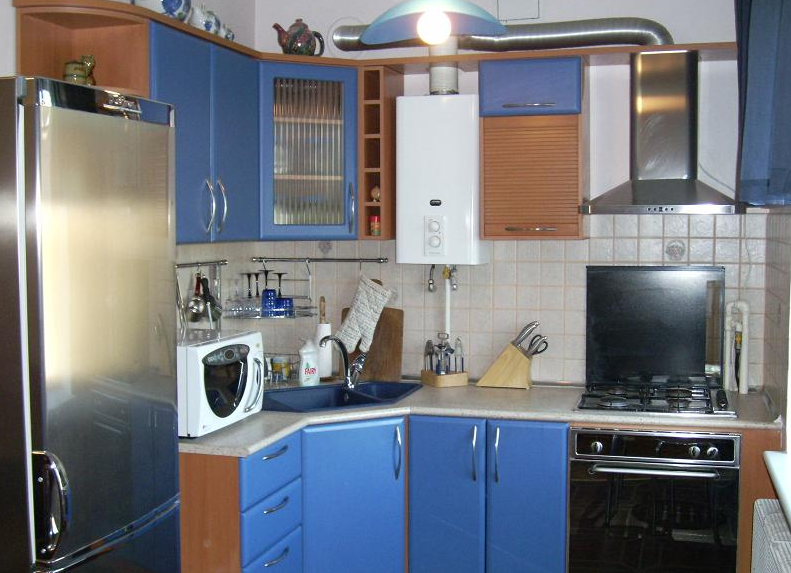 Кухонные гарнитуры с колонкой фото Дизайн маленькой кухни с колонкой и холодильником