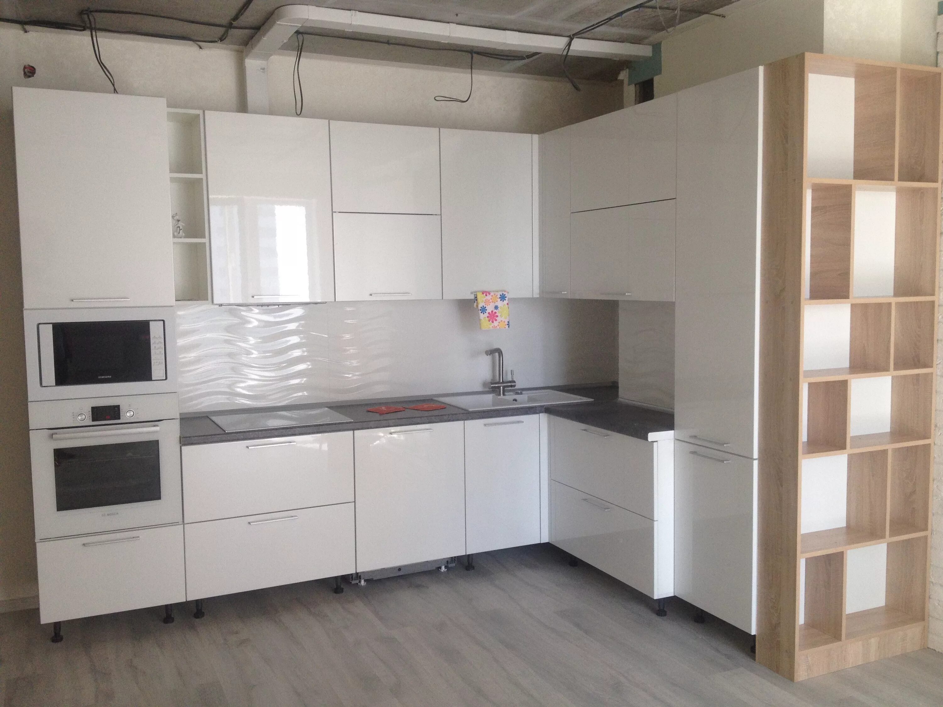 Кухонные гарнитуры с пеналом фото Угловая кухня с пеналом и фасадами из крашенного МДФ "Глория". (пример 437).