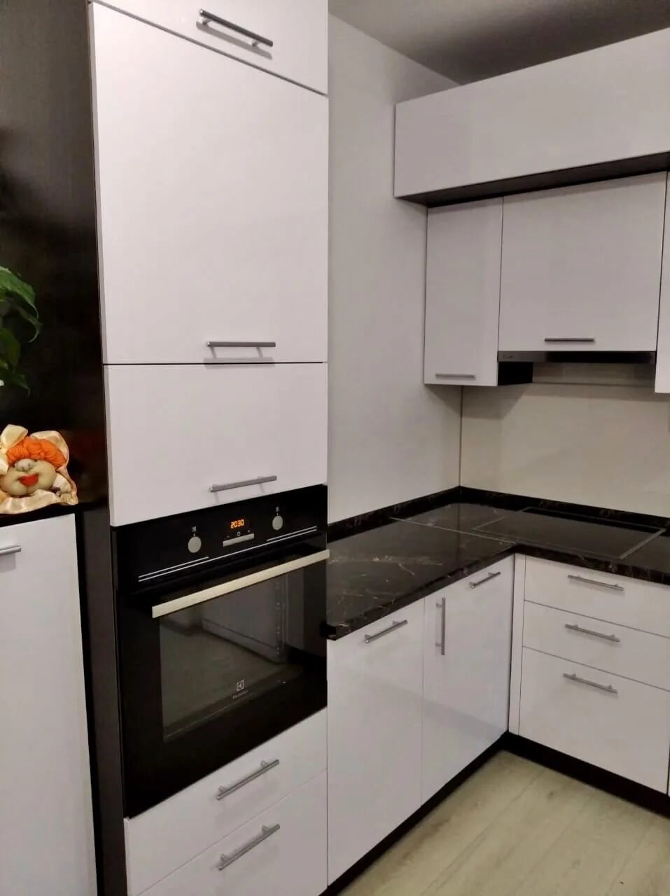 Кухонные гарнитуры с пеналом угловые фото Угловая кухня с пеналом - Угловые кухни - Кухни - Каталог