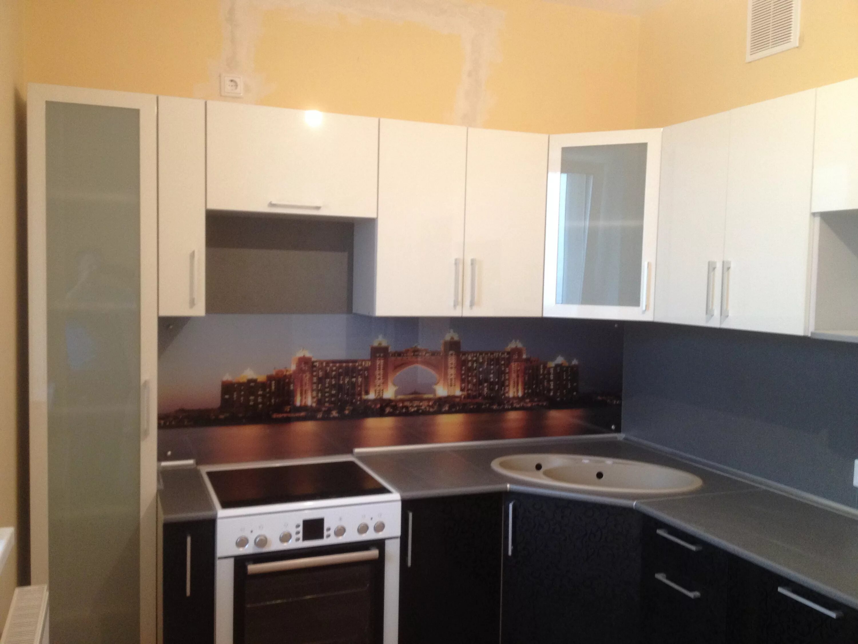 Кухонные гарнитуры с пеналом угловые фото Приятная угловая кухня с пеналом " Фантазия" (пример 270)