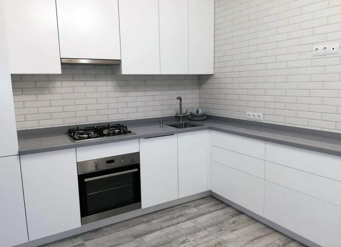 Кухонные гарнитуры с серой столешницей фото Белая кухня с серой столешницей цена на заказ