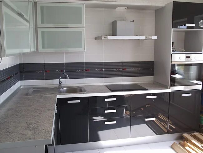 Кухонные гарнитуры с серой столешницей фото Кухня угловая со стандартным набором шкафчиков