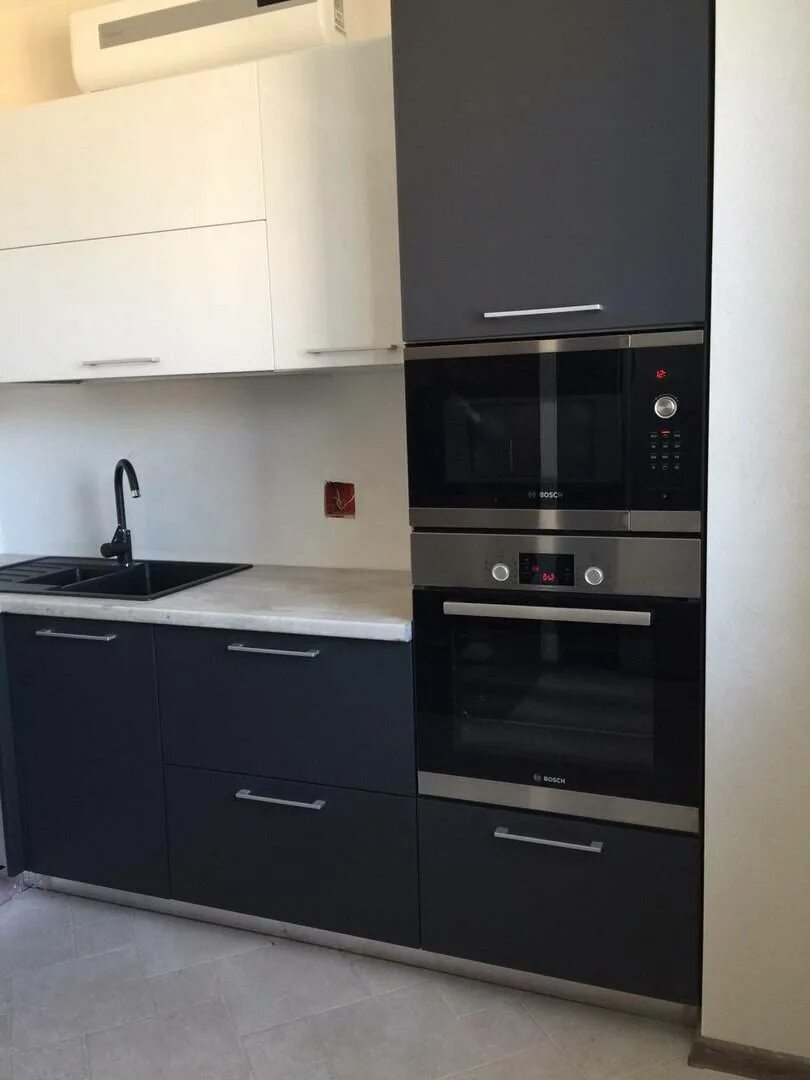 Кухонные гарнитуры со встраиваемой техникой фото Угловая кухня 10 кв м с пеналом для духового шкафа (14 фото)