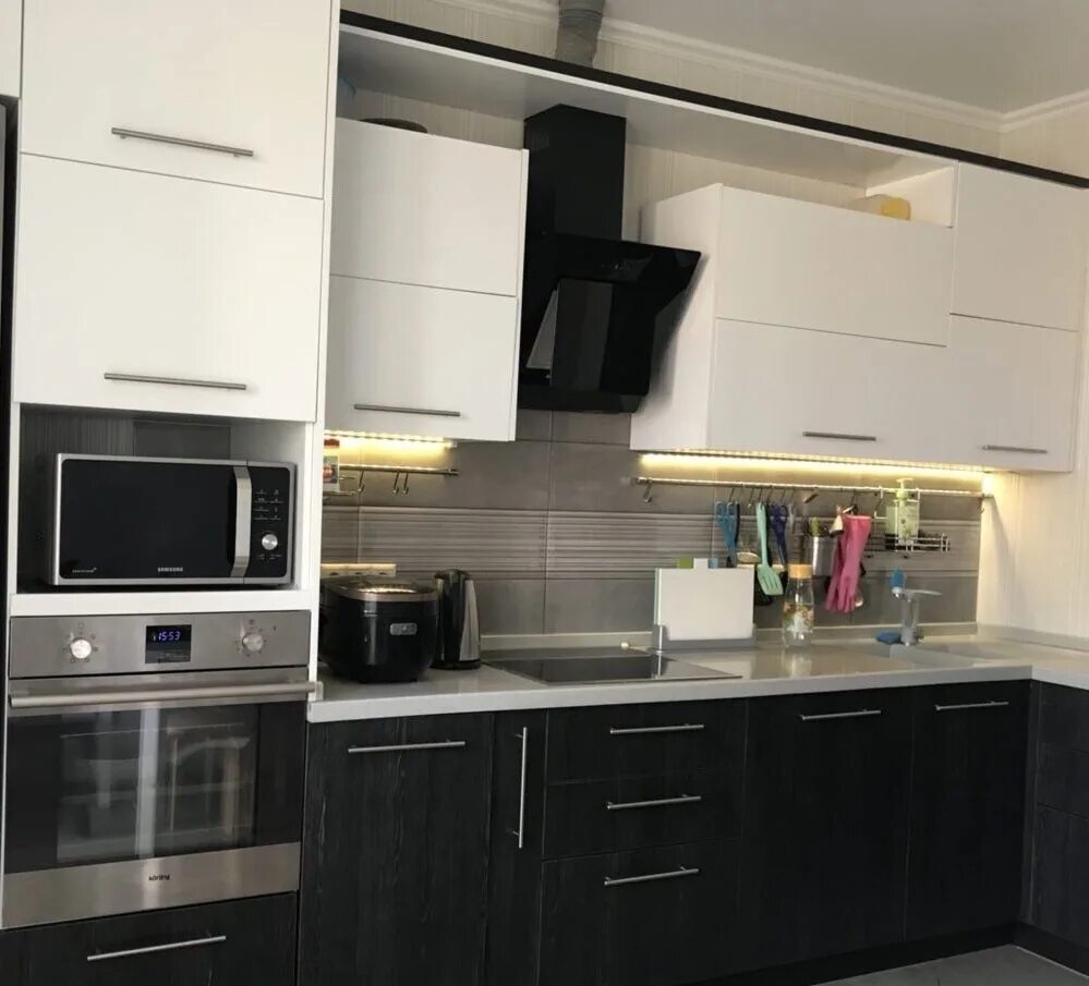 Кухонные гарнитуры со встраиваемой техникой фото Эскиз кухни угловой с холодильником и духовым шкафом