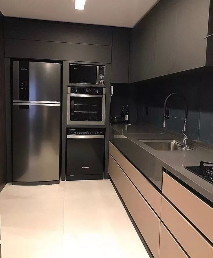 Кухонные гарнитуры со встраиваемой техникой фото На данном изображении может находиться: кухня и в помещении Kitchen cabinet desi