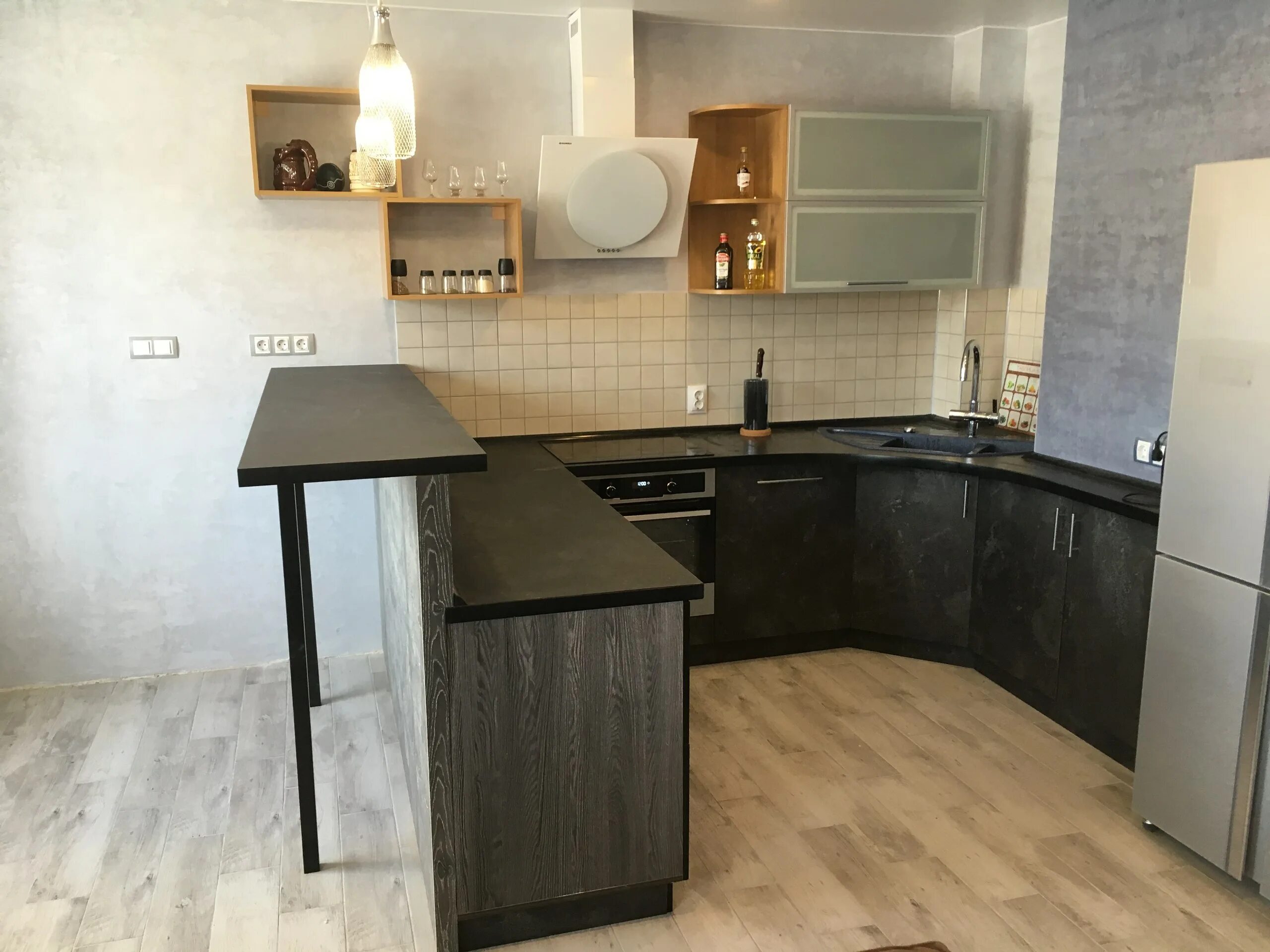 Кухонные гарнитуры студия фото Кухня из пластика ПЛ-050 на заказ по цене от 122850 ₽ в Москве - "Пластик Кухни"